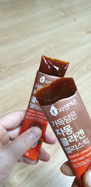 자연에온 핑크 자몽 착즙 100mL 10개입 1BOX +가 득담은 자몽 콜라겐 젤리스틱 1BOX — 5점을 준 리뷰어가 2021년 7월 올린 사용 사진