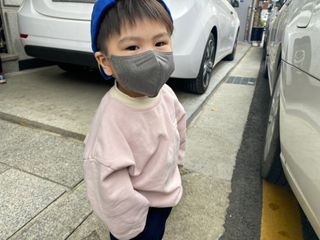 [블루 본 아이노우] 유아용 컬러마스크 40 PCS SET 2중 택 1 — 5점을 준 리뷰어가 2021년 4월 올린 사용 사진