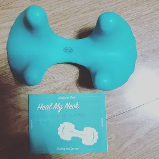 힐니스북 [힐마이넥]   거북목 통증완화를 위한 휴대용 목 안마기 — 4점을 준 리뷰어가 2023년 1월 올린 사용 사진