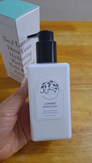 줄라이 모닝 _ JULY MORNING 줄라이모닝 하이드레이팅 퍼퓸드 바디앤핸드 에멀젼 — 5점을 준 리뷰어가 2021년 9월 올린 사용 사진