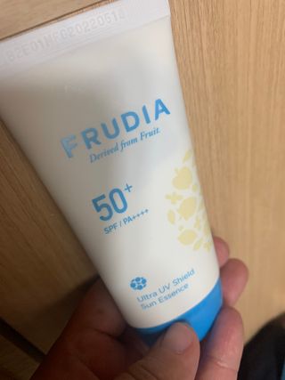 틱톡 [후르디아] 백탁NO! 화잘먹 수분광 선 에센스✨ — 5점을 준 리뷰어가 2023년 8월 올린 사용 사진