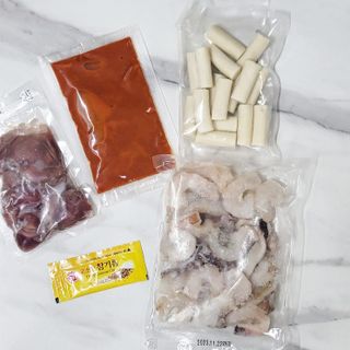 화끈한녀석들 새오똥400g 새우,오징어,똥집 볶음요리 소스,밀떡, 참기름 포함 — 2점을 준 리뷰어가 2022년 12월 올린 사용 사진