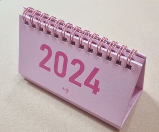리훈 2024년달력 언더모니터 미니 탁상달력 — 5점을 준 리뷰어가 2023년 9월 올린 사용 사진