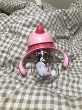 유비맘 트라이탄 코니빨대컵_컬러 랜덤 발송 — 4.5점을 준 리뷰어가 2021년 3월 올린 사용 사진