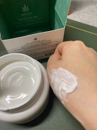 버텍스넘버원 버텍스 넘버원 햄프씨드오일 핸드밤, 바디크림 — 4점을 준 리뷰어가 2022년 3월 올린 사용 사진