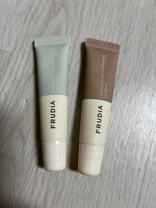 [후르디아] 올리브영 착한보습 비건 립버터 2종 — 5점을 준 리뷰어가 2022년 11월 올린 사용 사진