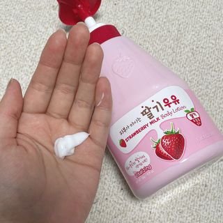 [과일나라] 피부가 마시는 딸기우유 바디클렌저&바디로션 — 4점을 준 리뷰어가 2022년 2월 올린 사용 사진