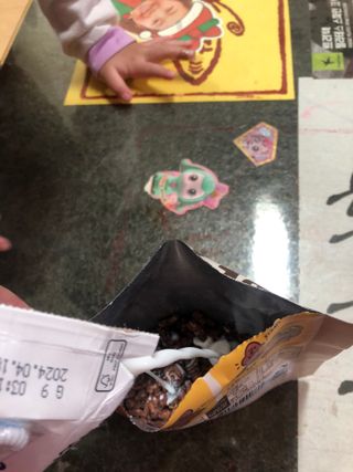 스낵스 와그작후루룩 3종_카카오2봉+아몬드2봉+딸기2봉 (총 6봉) — 5점을 준 리뷰어가 2024년 2월 올린 사용 사진