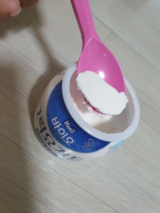 매일바이오 그릭요거트 오리지널 플레인 4개, 로스터리 커피믹스 4개 — 5점을 준 리뷰어가 2021년 12월 올린 사용 사진