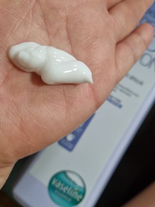 [과일나라] 바세린 모이스처 바디로션 1000ml 2종 — 5점을 준 리뷰어가 2021년 10월 올린 사용 사진