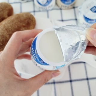 매일바이오 그릭요거트 오리지널 플레인 4개, 로스터리 커피믹스 4개 — 5점을 준 리뷰어가 2021년 12월 올린 사용 사진