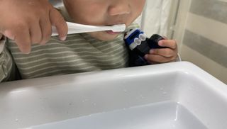 치과에서 쓰는 치약 _ 라벨제로 저불소 꼬마, 키즈, 유아, 베이비, 주니어 안전한 어린이치약 — 5점을 준 리뷰어가 2022년 10월 올린 사용 사진