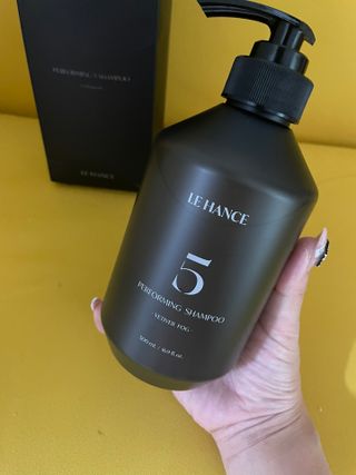르핸스 퍼포밍 5 샴푸 비반트 포렛/베티버 포그 — 5점을 준 리뷰어가 2023년 2월 올린 사용 사진