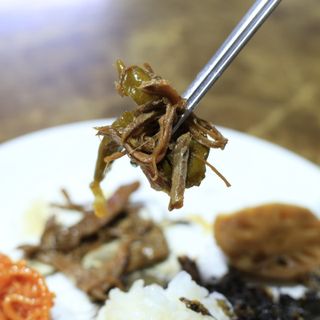 하나마이 [마마쿡] 전 청와대 천상현 셰프의 밑반찬  5종세트(소고기 장조림+연근조림+진미채+간장김자반+새우김자반) — 2점을 준 리뷰어가 2023년 5월 올린 사용 사진