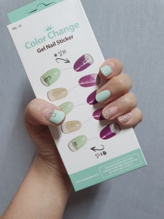 [네일가게] 햇빛에 닿으면 색이 변하는 신기한 햇살 반전 네일스티커 — 5점을 준 리뷰어가 2021년 8월 올린 사용 사진