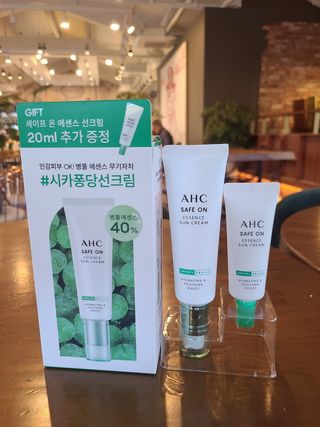[AHC] 세이프온 에센스 선크림 올리브영 스페셜 증정 기획세트 — 5점을 준 리뷰어가 2022년 6월 올린 사용 사진