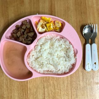 유비맘 캐릭터 실리콘 흡착 식판_색상 랜덤발송 — 5점을 준 리뷰어가 2021년 3월 올린 사용 사진