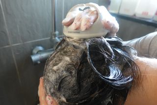 MOAMANEMUNAH 모아만에무나 플러스 두피 탈모 완화 기능성 샴푸 + 브러쉬 2종 세트 — 5점을 준 리뷰어가 2021년 10월 올린 사용 사진