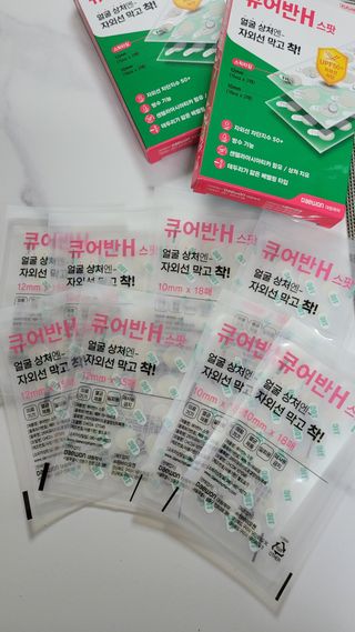 [큐어반H 스팟] 자외선 99프로 차단되는 스틱타입 스팟밴드(1팩 / 66매입) — 4.5점을 준 리뷰어가 2022년 11월 올린 사용 사진