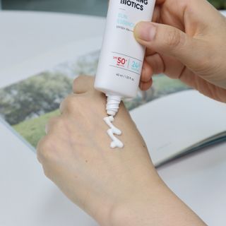 리더스코스메틱 리더스 카밍 바이오틱스 선 에센스 SPF 50+ PA++++ — 5점을 준 리뷰어가 2022년 6월 올린 사용 사진