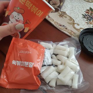 유비쿡 컵떡볶이 매운컵떡볶이2개/ 짜장컵떡볶이 2개  총 4개세트 — 5점을 준 리뷰어가 2021년 2월 올린 사용 사진