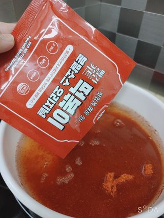 빨간키트 떡볶이 밀키트 2~3인분 매운맛 국물 떡볶이 만들기 쉬운 황금 레시피 분말 소스로 간편한 요리 — 5점을 준 리뷰어가 2021년 10월 올린 사용 사진
