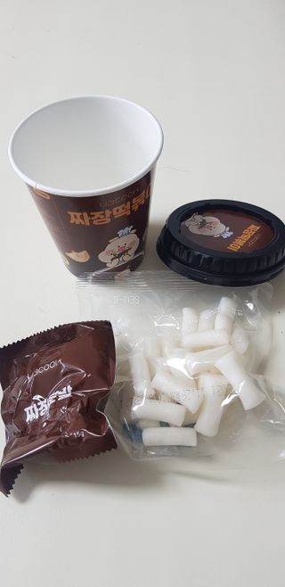 유비쿡 컵떡볶이 매운컵떡볶이2개/ 짜장컵떡볶이 2개  총 4개세트 — 5점을 준 리뷰어가 2021년 3월 올린 사용 사진