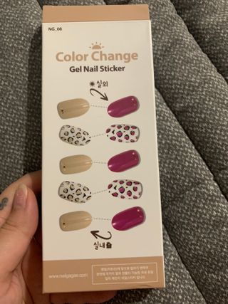 [네일가게] 햇빛에 닿으면 색이 변하는 신기한 햇살 반전 네일스티커 — 1.5점을 준 리뷰어가 2021년 8월 올린 사용 사진