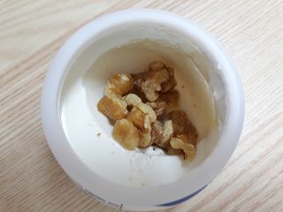 매일바이오 그릭요거트 오리지널 플레인 4개, 로스터리 커피믹스 4개 — 3.5점을 준 리뷰어가 2021년 12월 올린 사용 사진