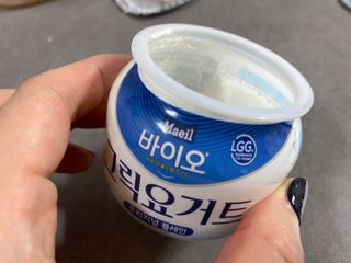 매일바이오 그릭요거트 오리지널 플레인 4개, 로스터리 커피믹스 4개 — 4.5점을 준 리뷰어가 2021년 12월 올린 사용 사진