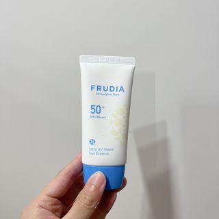 틱톡 [후르디아] 백탁NO! 화잘먹 수분광 선 에센스✨ — 4점을 준 리뷰어가 2023년 6월 올린 사용 사진