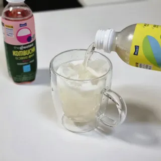 더그레잇티 콤부차 [매일유업] 더그레잇티 44kcal 콤부차 300ml *12개입 (오리지널 6개+베리리치 6개) — 3점을 준 리뷰어가 2023년 7월 올린 사용 사진