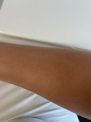 틱톡 [후르디아] 백탁NO! 화잘먹 수분광 선 에센스✨ — 5점을 준 리뷰어가 2023년 8월 올린 사용 사진