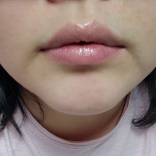 [후르디아] 올리브영 착한보습 비건 립버터 2종 — 5점을 준 리뷰어가 2023년 1월 올린 사용 사진