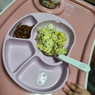 유비맘 캐릭터 실리콘 흡착 식판_색상 랜덤발송 — 5점을 준 리뷰어가 2021년 1월 올린 사용 사진
