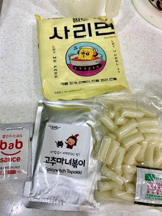 더밥  고추마녀 라볶이 +  나이스미 무설탕 현미후레이크 — 5점을 준 리뷰어가 2021년 10월 올린 사용 사진