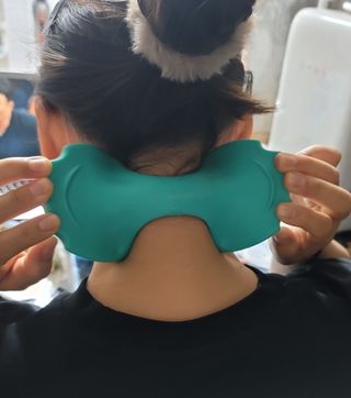 힐니스북 [힐마이넥]   거북목 통증완화를 위한 휴대용 목 안마기 — 5점을 준 리뷰어가 2022년 12월 올린 사용 사진