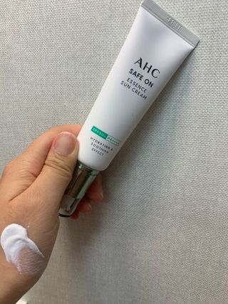 [AHC] 세이프온 에센스 선크림 올리브영 스페셜 증정 기획세트 — 4.5점을 준 리뷰어가 2022년 6월 올린 사용 사진