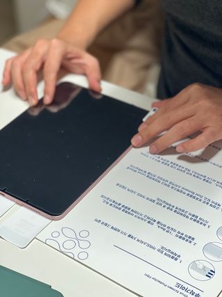 아클리브 Premium 항균 항바이러스 액정 보호필름(iPad) — 4점을 준 리뷰어가 2022년 10월 올린 사용 사진