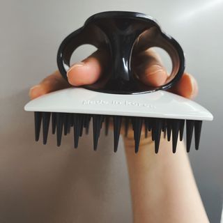 온가족 시원한샴푸 깨끗한두피 샴푸브러쉬 두피스케일링 히트팡블랙에디션 — 5점을 준 리뷰어가 2021년 8월 올린 사용 사진