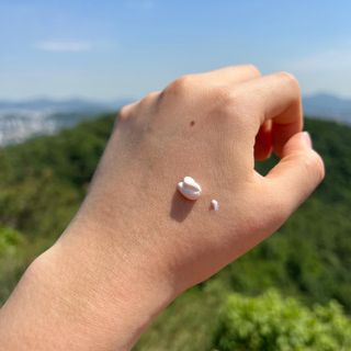 [AHC] 세이프온 에센스 선크림 올리브영 스페셜 증정 기획세트 — 4.5점을 준 리뷰어가 2022년 6월 올린 사용 사진