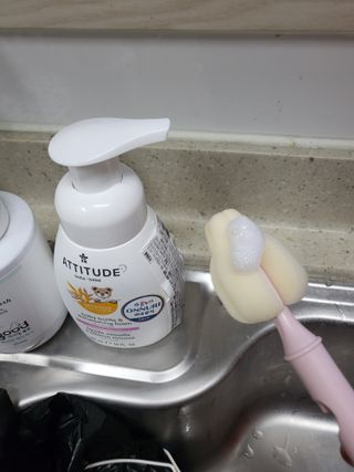 에티튜드 천연 젖병세정제 무향 아토베이비 폼타입 (295ml) 천연 친환경 비건 — 5점을 준 리뷰어가 2022년 8월 올린 사용 사진