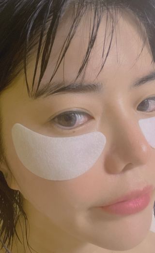 건강누리인터내셔날 레아라 다이아포스 슬리핑 아이패치 골드 & 물광 아이패치 [14회분/총 28매] — 5점을 준 리뷰어가 2022년 7월 올린 사용 사진