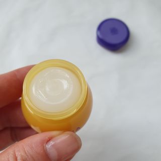 틱톡 [후르디아] 튼입술해결템 올리브영 블루베리 하이드레이팅 허니 립밤 — 5점을 준 리뷰어가 2024년 3월 올린 사용 사진