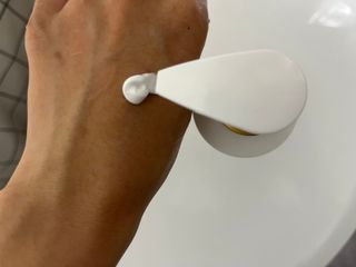 [엠메이데이] 샤워인샤워 화이트 바디 톤업크림 300g — 3점을 준 리뷰어가 2021년 12월 올린 사용 사진