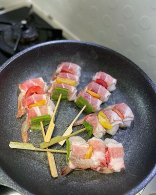 [다물꼬치] 삼겹새우롤꼬치 5개입 350g  + 데리야끼소스 120g + 매운고추소스 120g — 5점을 준 리뷰어가 2021년 12월 올린 사용 사진