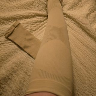 주식회사 땡스마이파트너 [구매평] 땡스마이레그 의료용 종아리압박밴드 다리붓기 혈액순환 압박스타킹 — 5점을 준 리뷰어가 2025년 3월 올린 사용 사진