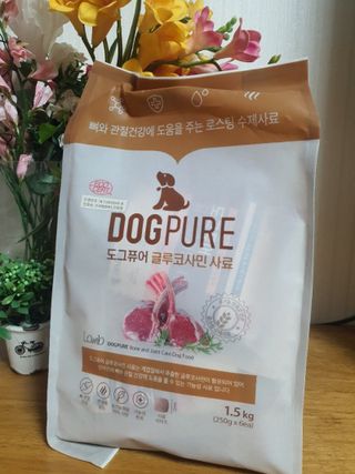 도그퓨어 피부와모질/혼합유산균/글루코사민 유기농 로스팅 사료 — 5점을 준 리뷰어가 2021년 10월 올린 사용 사진