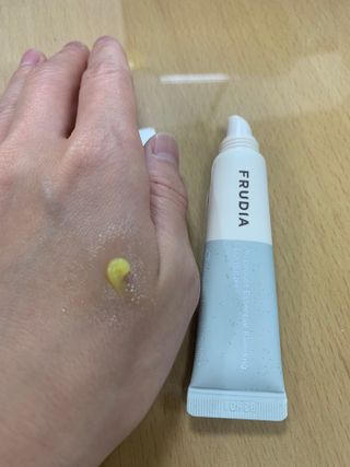 [후르디아] 올리브영 착한보습 비건 립버터 2종 — 5점을 준 리뷰어가 2023년 1월 올린 사용 사진