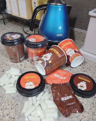유비쿡 컵떡볶이 매운컵떡볶이2개/ 짜장컵떡볶이 2개  총 4개세트 — 5점을 준 리뷰어가 2021년 5월 올린 사용 사진